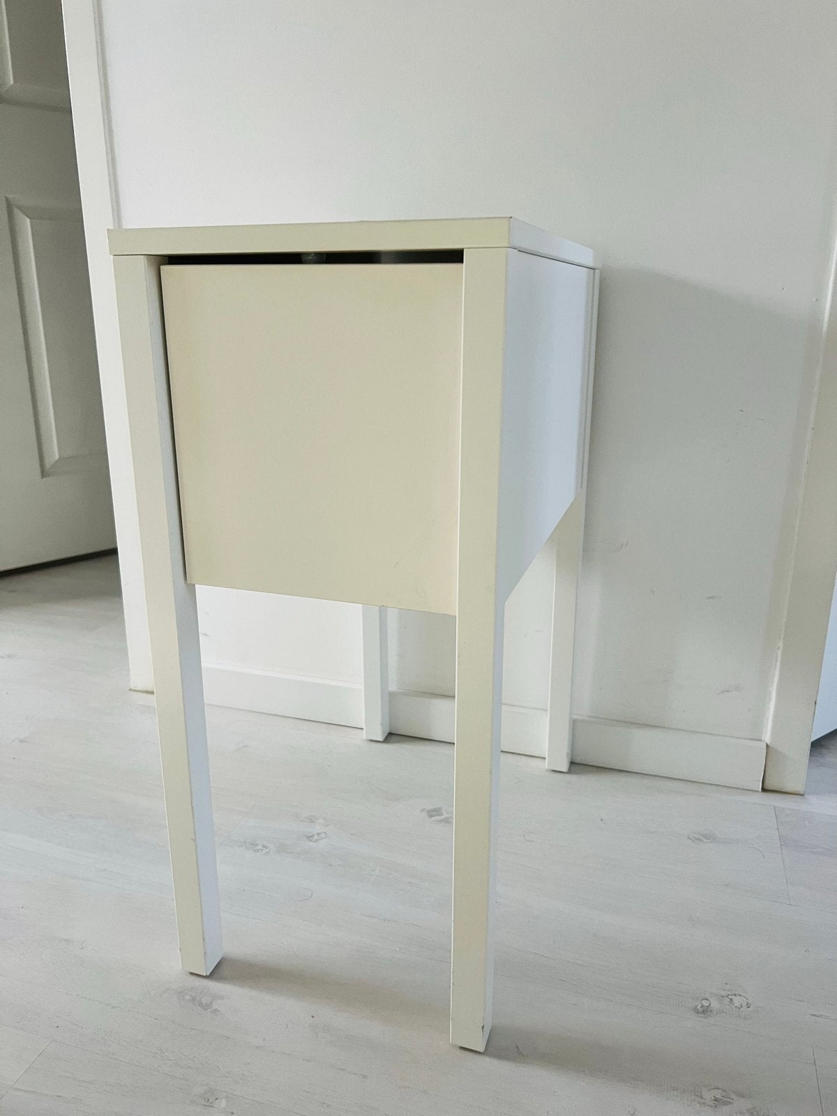 GRATIS OPHALEN: Wit nachtkastje IKEA met lade