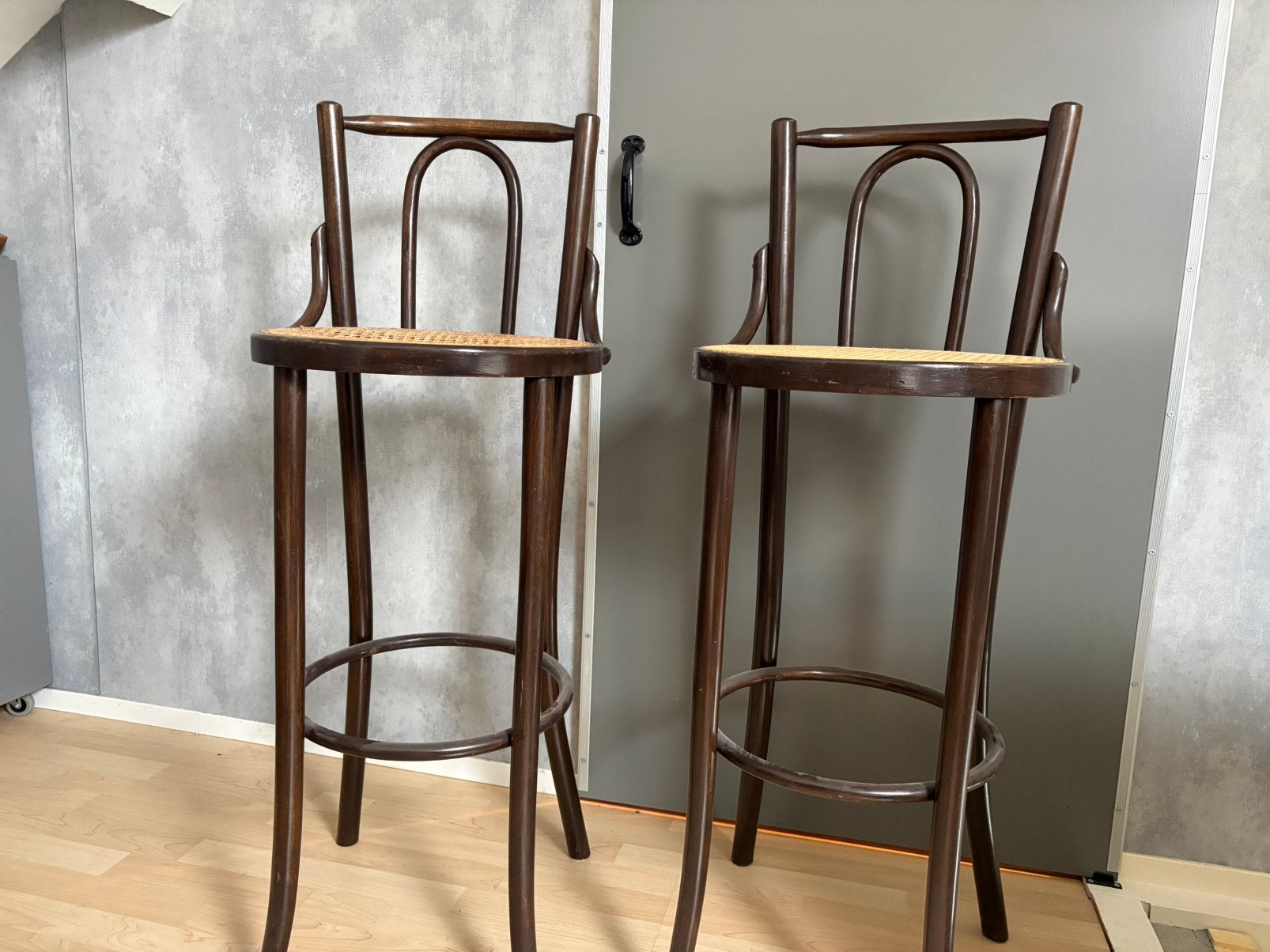 Superleuke vintage / retro barkrukken stijl Thonet, Huis en Inrichting, Barkrukken, 2 krukken, Ophalen, Zo goed als nieuw, 60 tot 90 cm