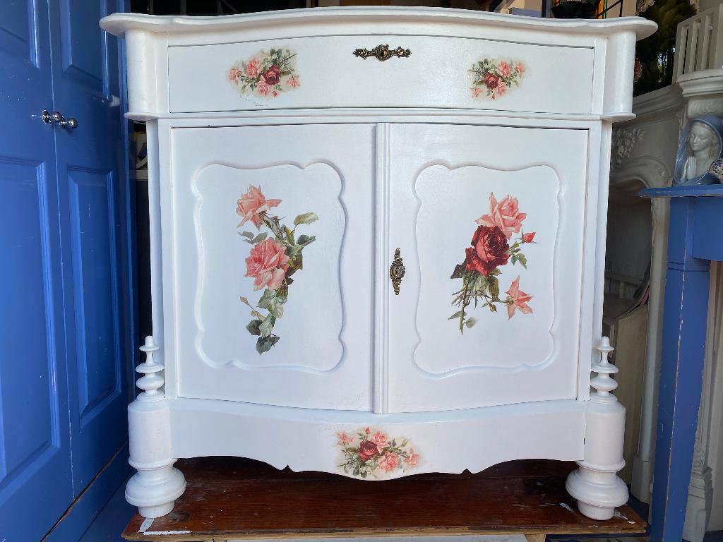 Brocante Dressoir, Huis en Inrichting, Kasten | Dressoirs, Gebruikt, Ophalen of Verzenden, Brocante, wit geschilderd en gedecoreerd