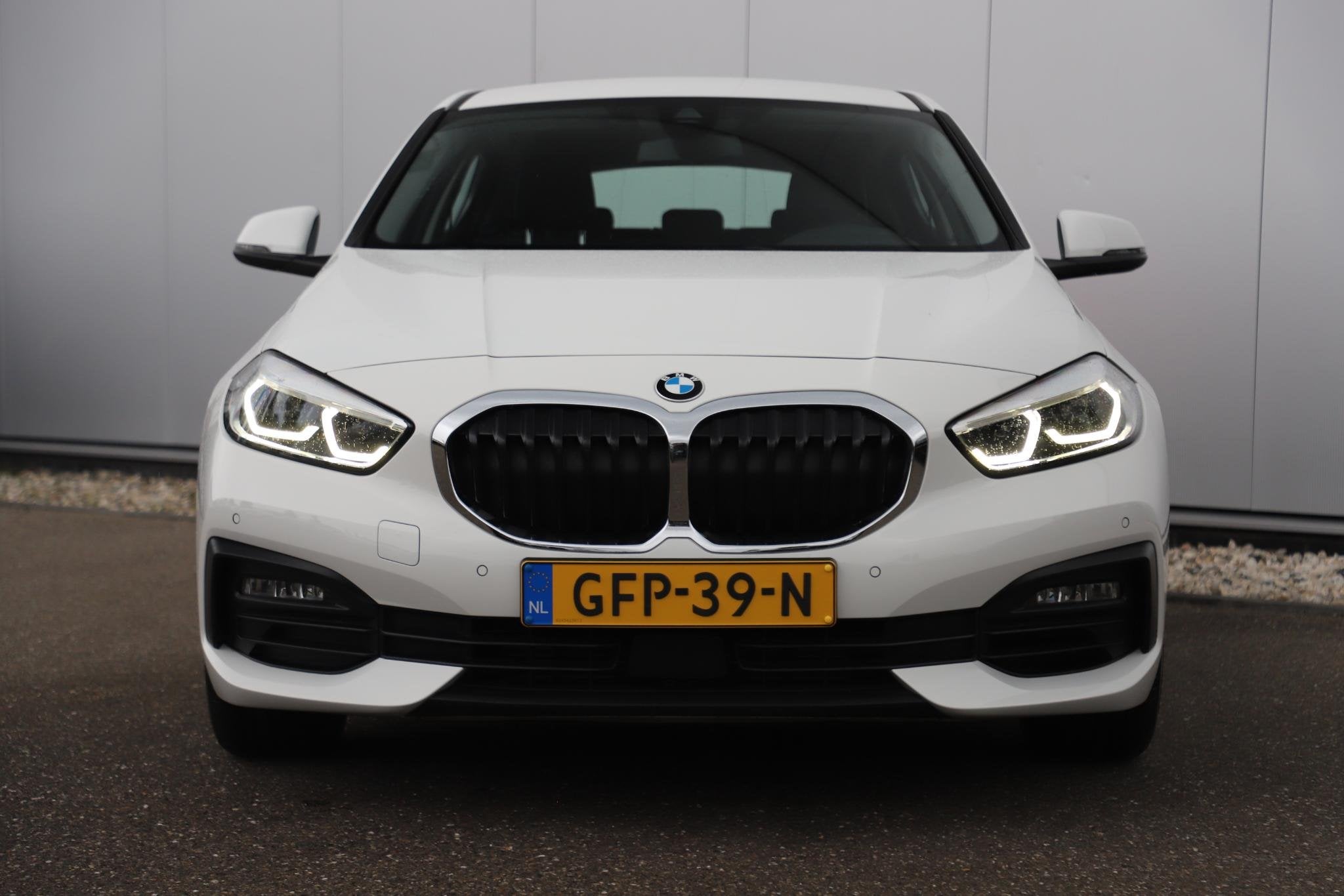 BMW 1-serie 116i Lesauto ! Sportstoelen Navigatie LED Carpla, Auto's, Met garantie (alle), Leder en Stof, Wit, Origineel Nederlands