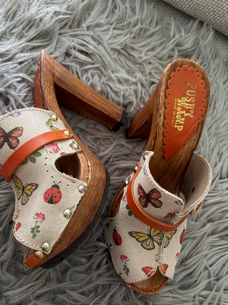 Unieke PUSHY Wamp Clogs met Vlinder- en Bloemenprint mt 37, Kleding | Dames, Schoenen, Zo goed als nieuw, Sandalen of Muiltjes