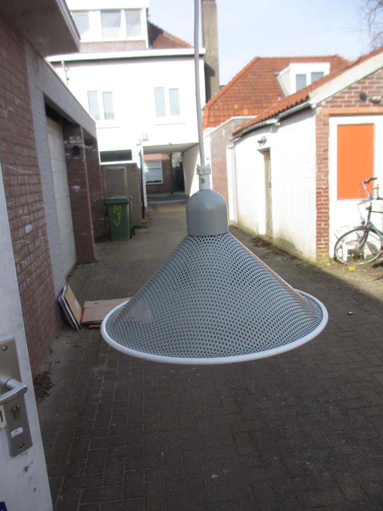 L.U.M. Postmoderne geperforeerde metalen hanglamp, Huis en Inrichting, Lampen | Hanglampen, Ophalen of Verzenden, Gebruikt, Metaal