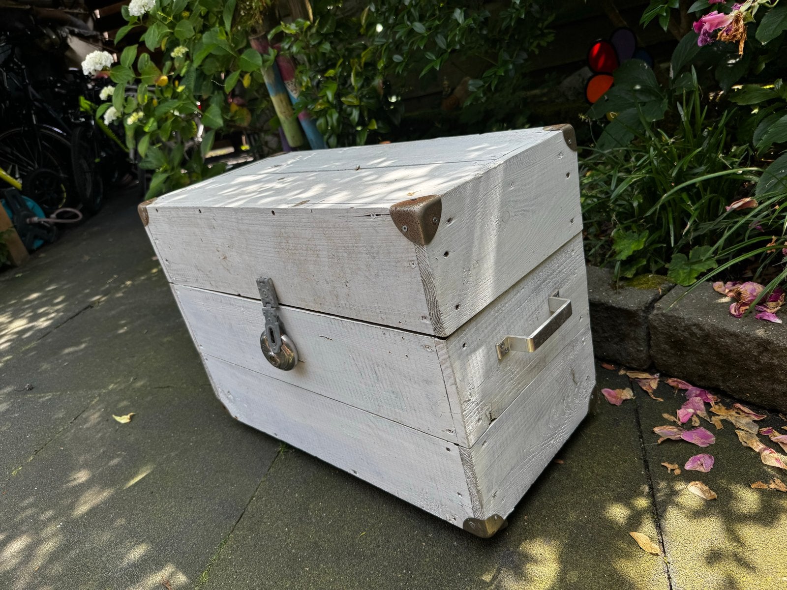 Degelijke houten kist op wielen - Slot voor de sier, Huis en Inrichting, Gebruikt, 50 tot 100 cm, Ophalen of Verzenden, 50 tot 75 cm