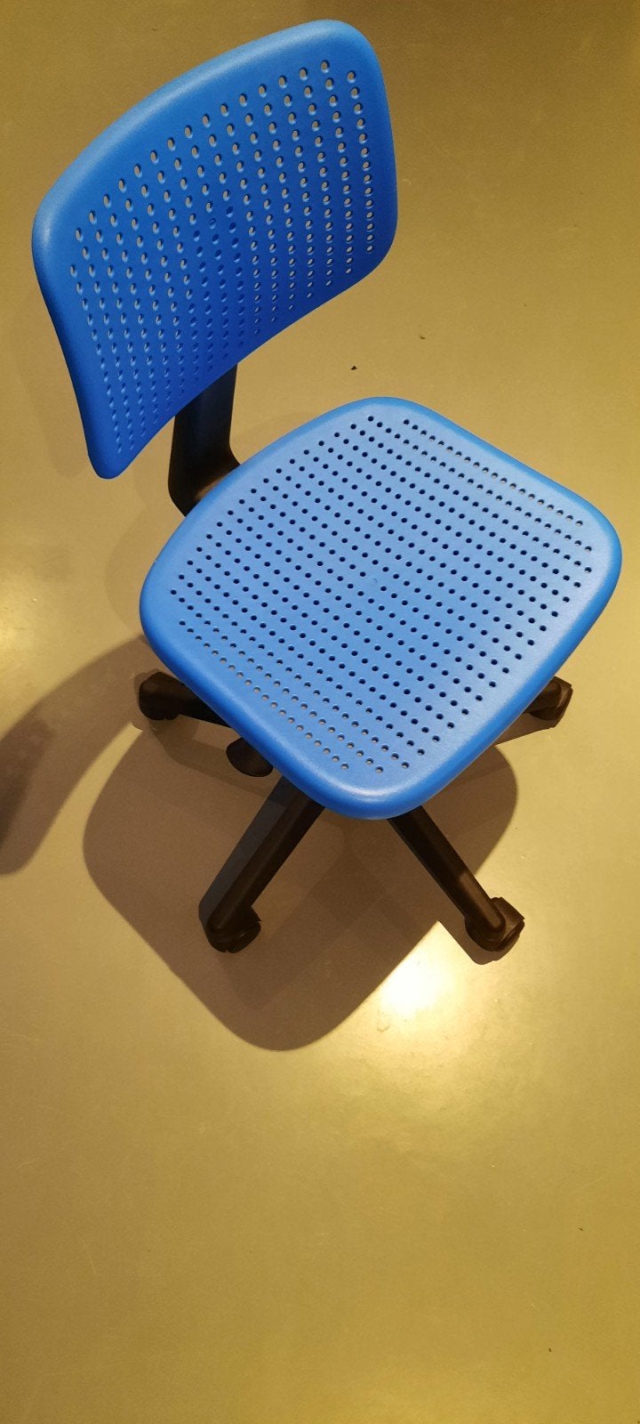 Blauwe bureaustoel met geperforeerde zitting en rugleuning, Ophalen