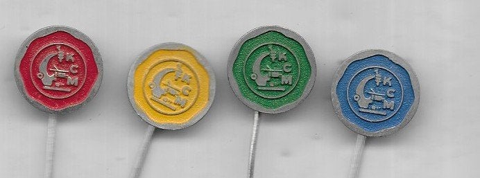 4 K.C.M. SPELDEN UIT 1 SERIE, Verzamelen, Speldjes, Pins en Buttons, Ophalen of Verzenden, Gebruikt, Merk, Speldje of Pin