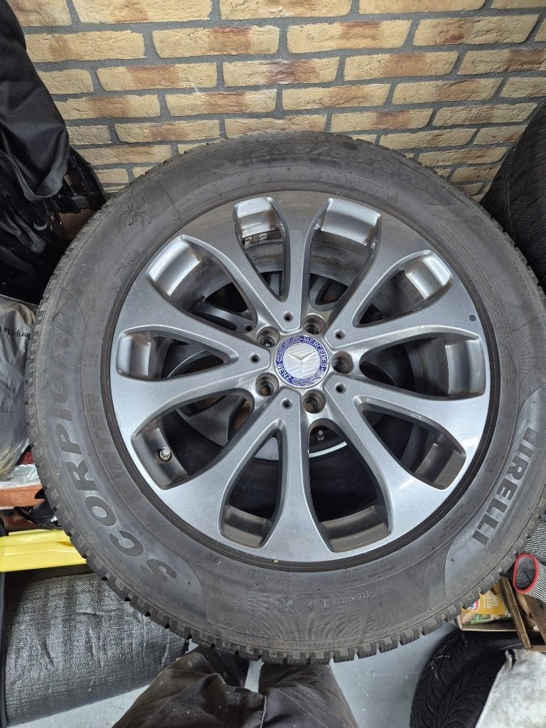 Set orginele 18" Mercedes velgen met winterbanden + TPMS, 18 inch, Gebruikt, Velg(en), 235 mm