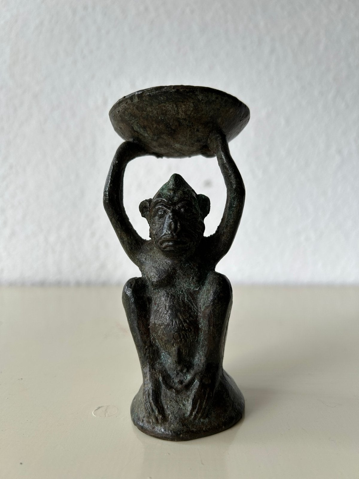 Oud bronzen beeldje Aap met Schaal. Kunst brons Aapje, Verzamelen, Ophalen of Verzenden, Mens