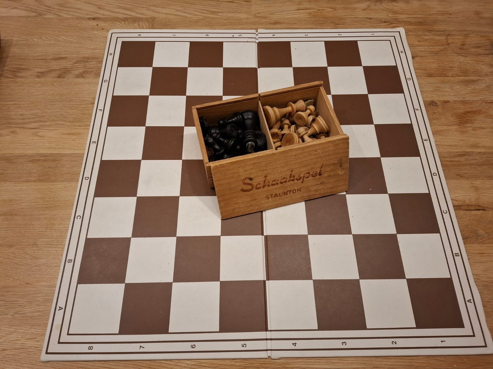 Opvouwbaar schaakspel met houten schaakstukken, Ophalen of Verzenden, Gebruikt, Schaken