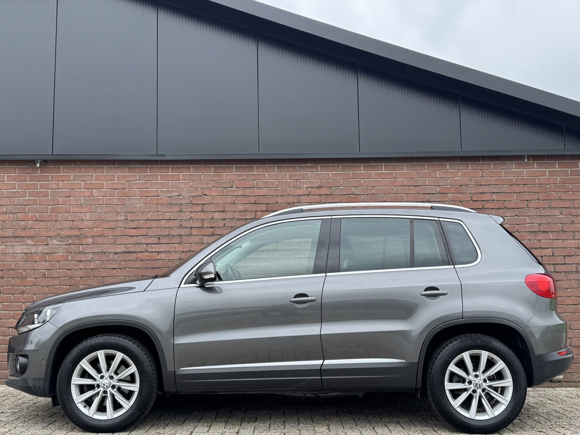 Volkswagen Tiguan 1.4 TSI SPORT&STYLE | NL-AUTO! | DEALER OH, Auto's, Voorwielaandrijving, Euro 5, 15 km/l, Gebruikt
