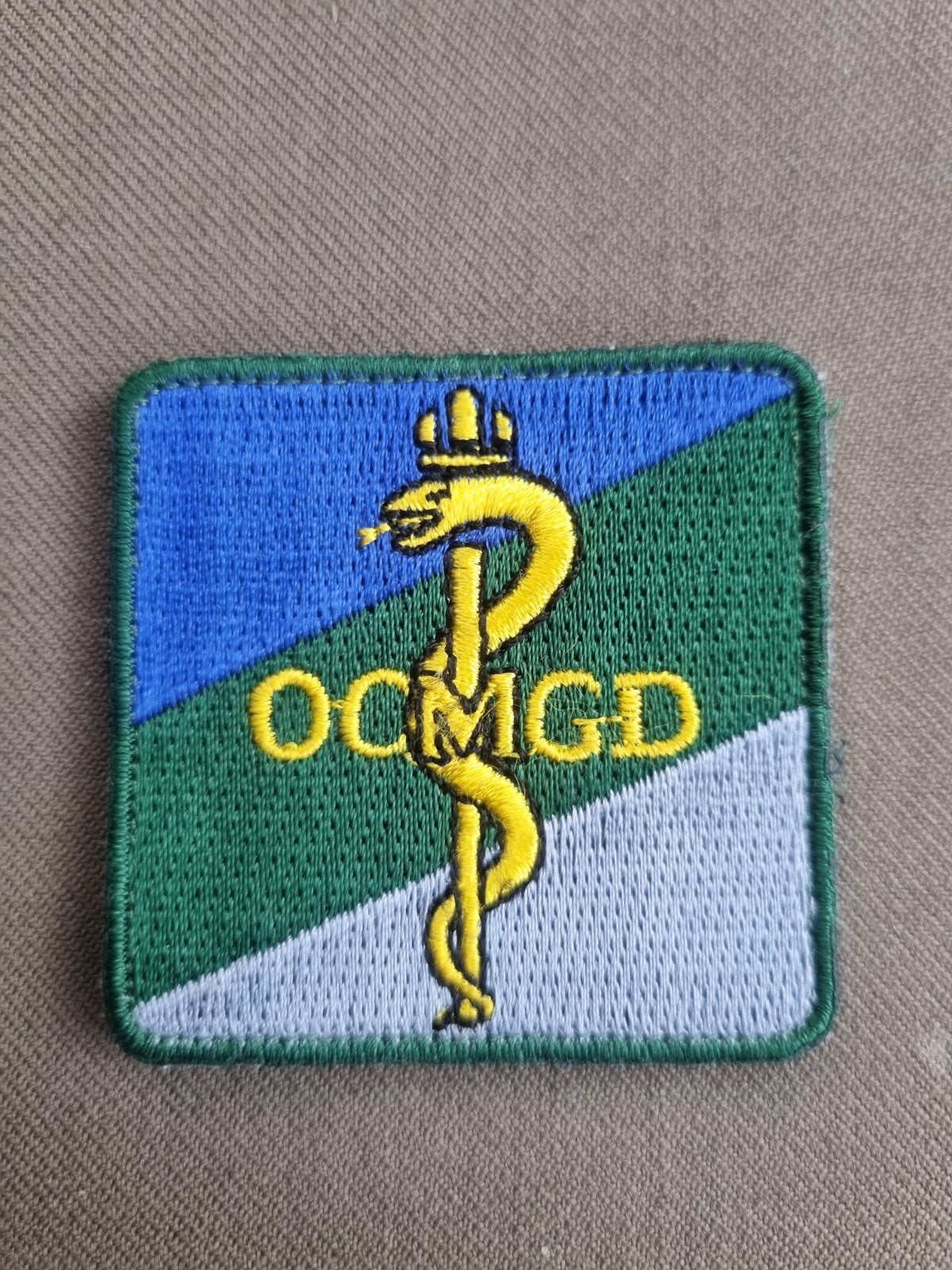 borstpatch OC Militair geneeskundige dienst, Verzamelen, Ophalen of Verzenden, Landmacht, Nederland, Embleem of Badge