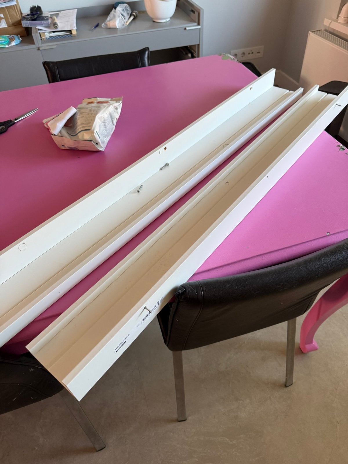 2x Ikea Mosslanda wit 115cm schilderijplank, Huis en Inrichting, Woonaccessoires | Wandplanken en Boekenplanken, Ophalen, Gebruikt