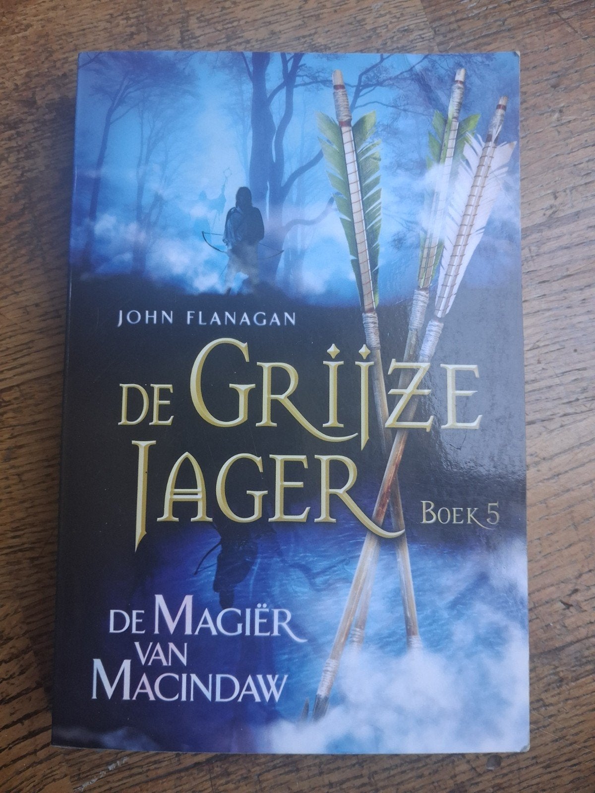 John Flanagan - De magiër van Macindaw, Boeken, John Flanagan, Ophalen of Verzenden, Zo goed als nieuw, Fictie
