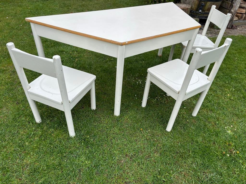 Vintage witte houten tafel met 3 kinder stoelen, kindertafel, Gebruikt, 100 tot 150 cm, Ophalen of Verzenden, Overige vormen