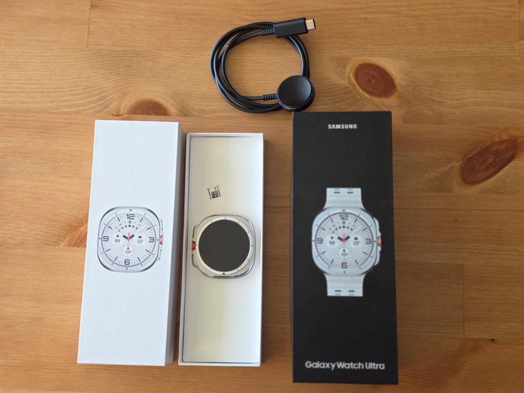 Samsung Galaxy Watch Ultra met extra bandjes en hoesje, Wit, Ophalen of Verzenden, Zo goed als nieuw, Samsung