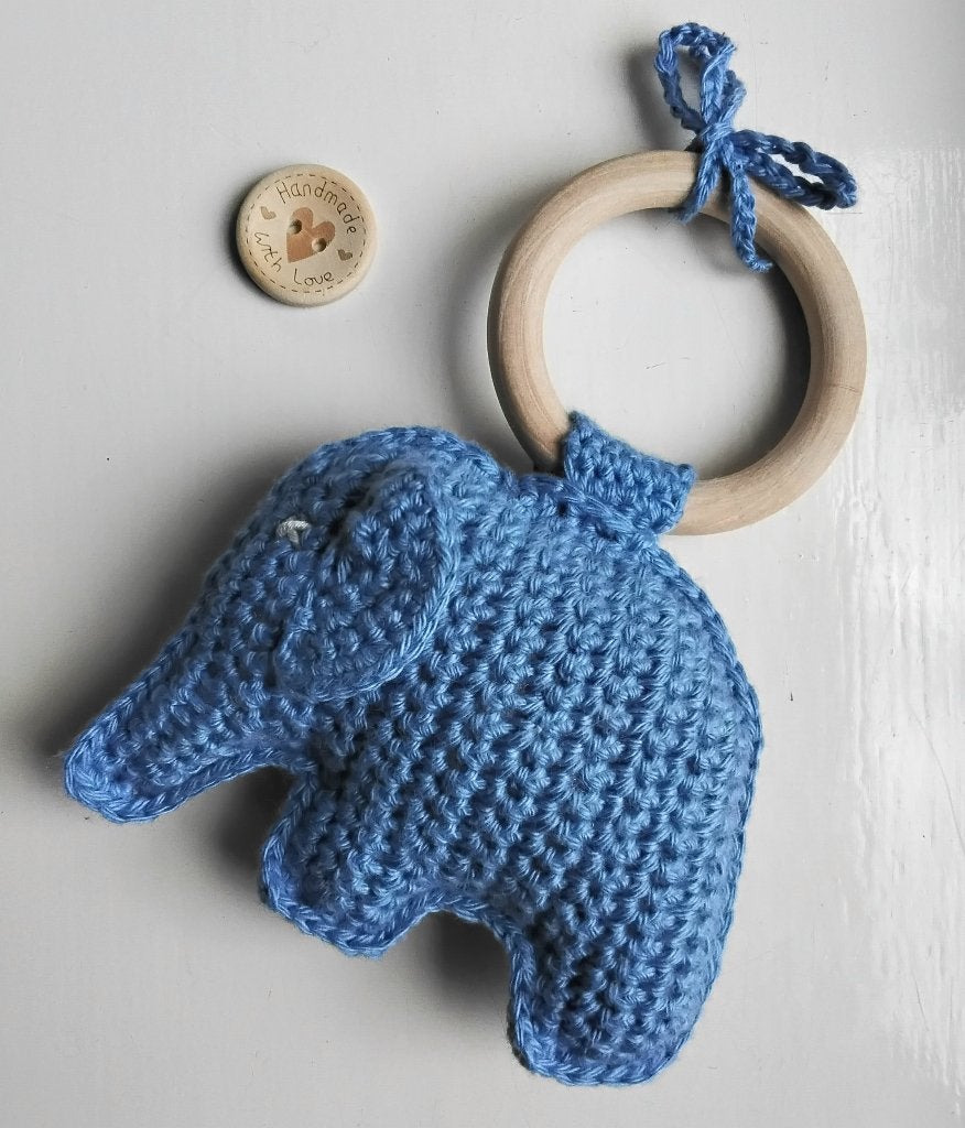 Handmade gehaakte olifanten-rammelaar - blauw - met houten r, Ophalen of Verzenden, Nieuw, Rammelaar, Met geluid