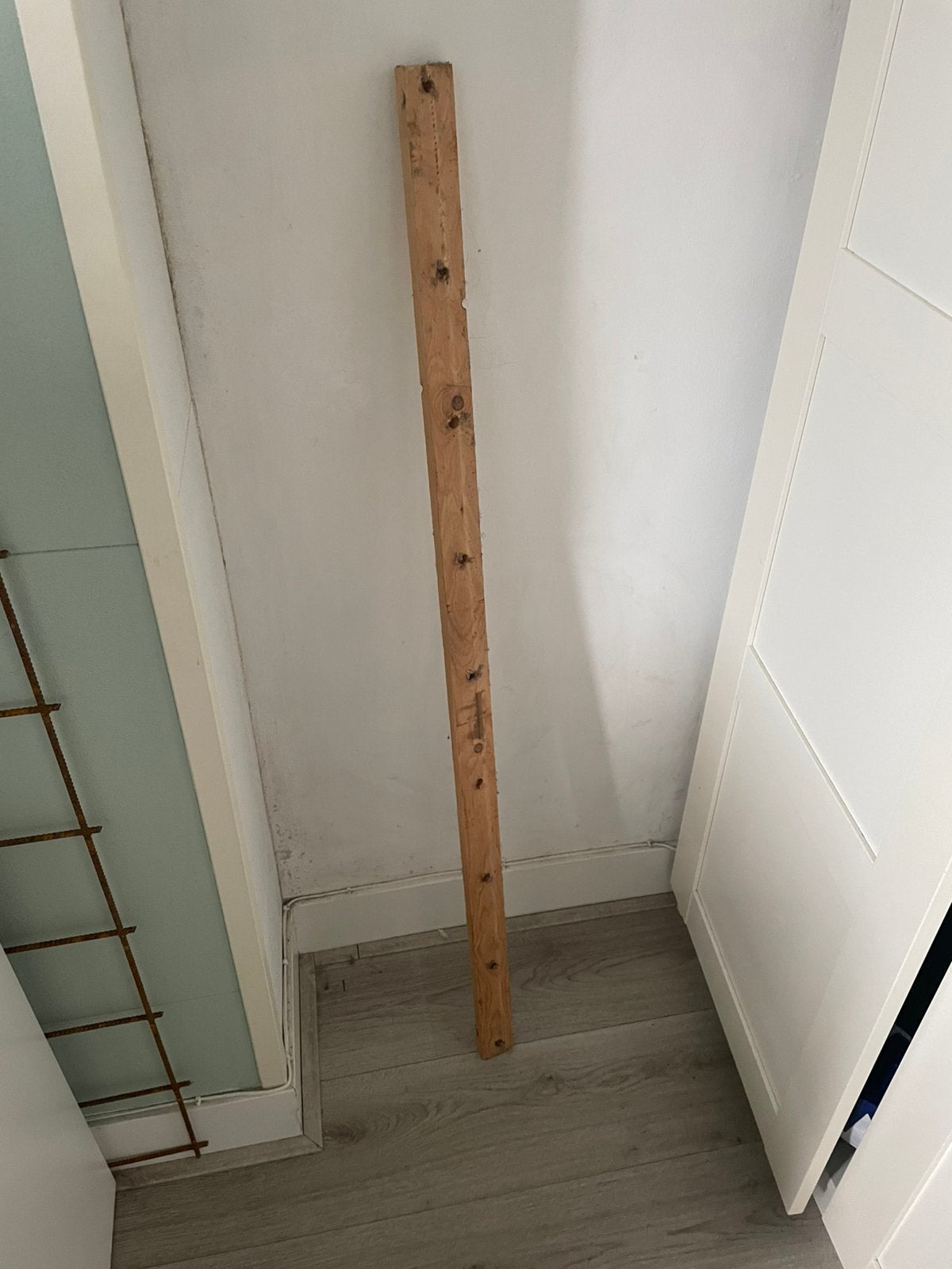 Gratis: Industriële wandrek / Plantenrek met houten kistjes, Ophalen, Zo goed als nieuw, 50 mm of meer, Balk