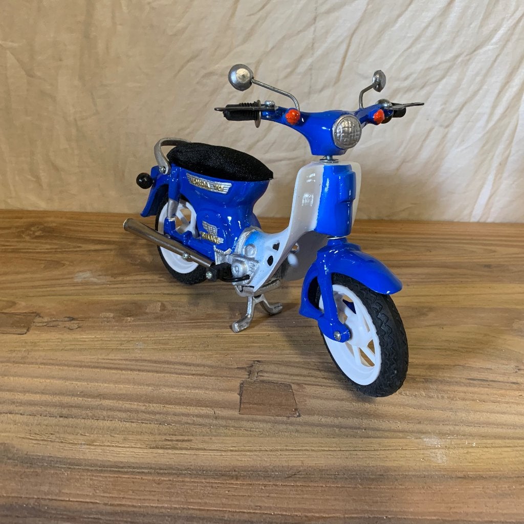 Miniatuur honda scooter - handgemaakt – Bij TTM Wonen, TTM Wonen, Meubels – (Perzische) Tapijten en Woonaccessoires, Meerkleurig