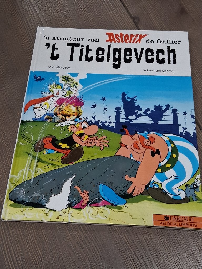 Asterix 't Titelgevech in Limburgs dialect, Eén stripboek, Ophalen of Verzenden, Zo goed als nieuw