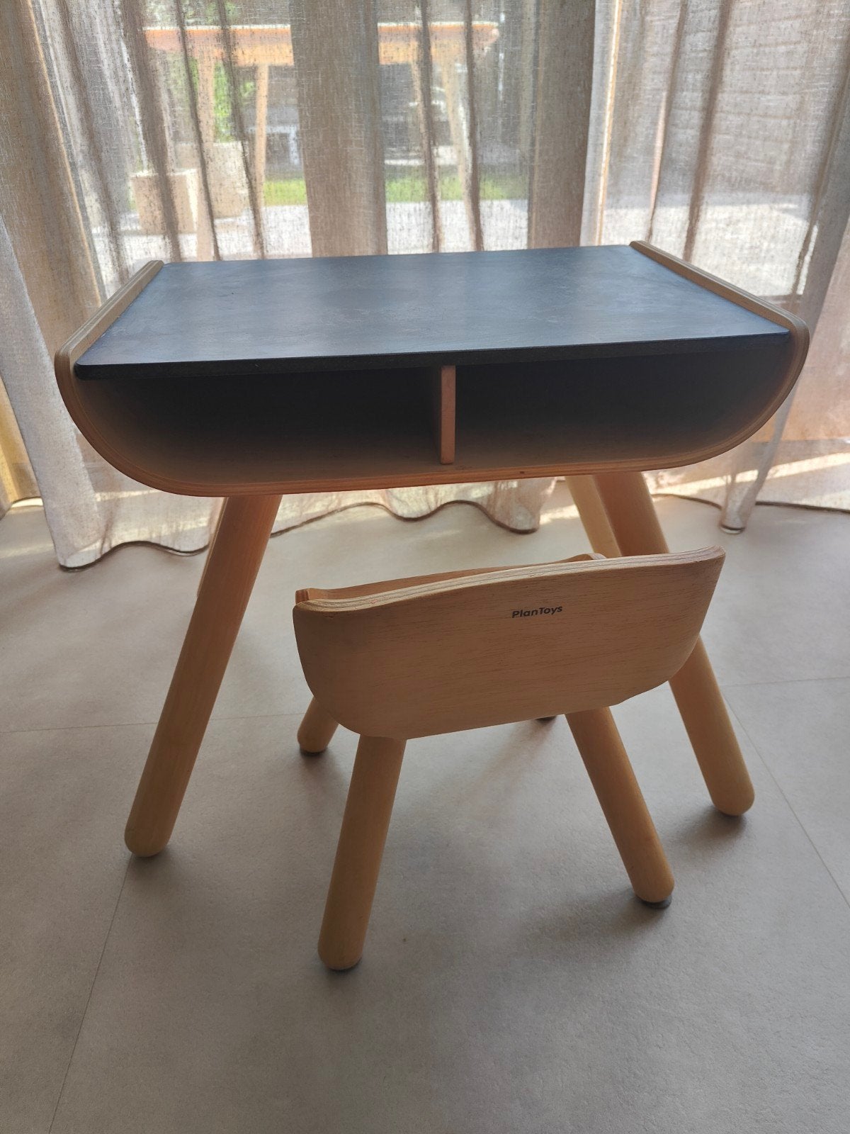 Plantoys kinderbureau met stoel, Kinderen en Baby's, Kinderkamer | Tafels en Stoelen, Ophalen, Zo goed als nieuw, Tafel(s) en Stoel(en)