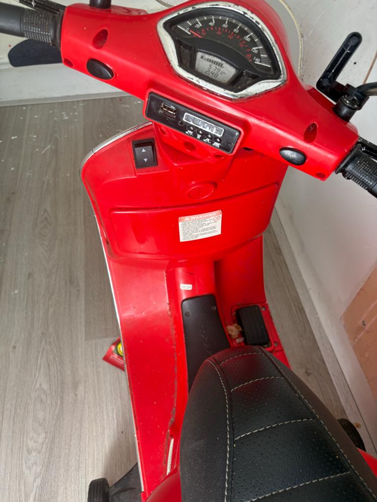 Rode kinder elektrische scooter - Vespa look, Kinderen en Baby's, Ophalen of Verzenden, Zo goed als nieuw