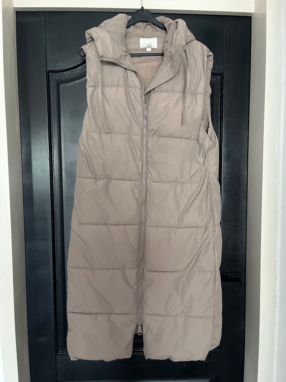 H&M: Lange gewatteerde bodywarmer met capuchon, Ophalen of Verzenden, Zo goed als nieuw, Maat 34 (XS) of kleiner, Beige