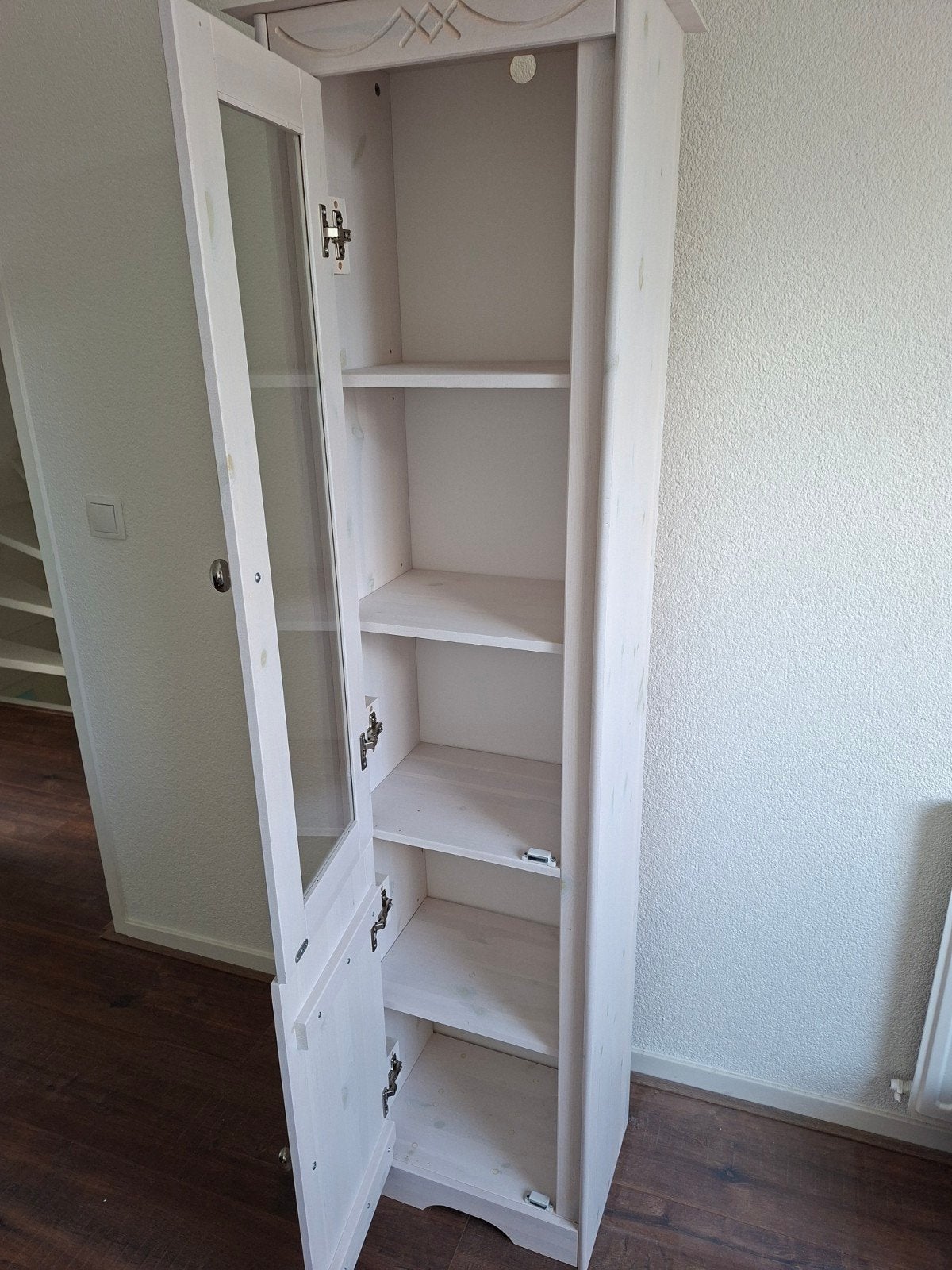 Smalle witte vitrinekast met glazen deur, Huis en Inrichting, Kasten | Overige, Ophalen, Gebruikt