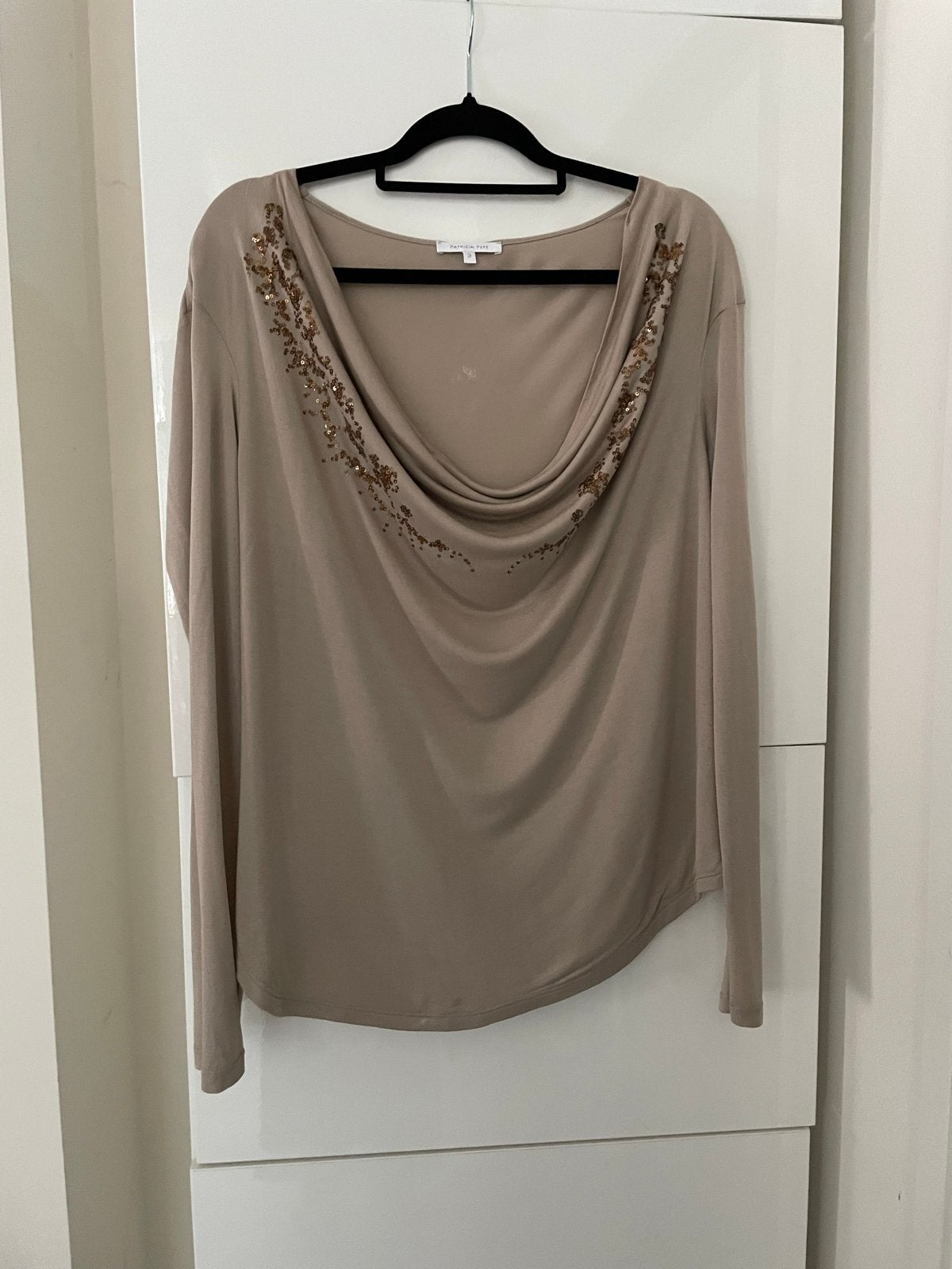 Patrizia Pepe shirt watervalhals kraaltjes 40 Nieuw, Kleding | Dames, Maat 38/40 (M), Verzenden, Beige, Nieuw