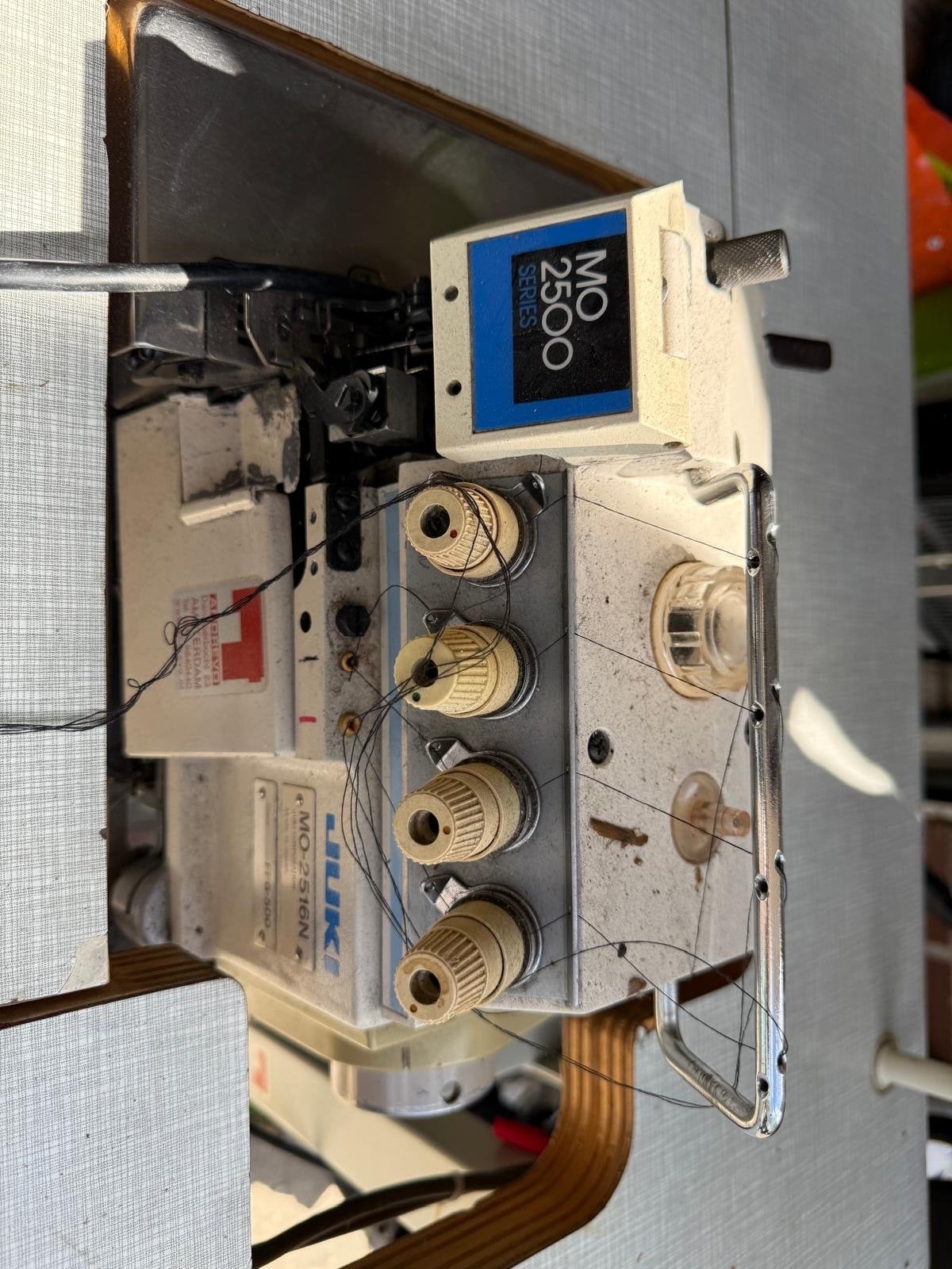 Juki MO-2516N Industriële Lockmachine, Gebruikt, Lockmachine, Industrieel, Ophalen
