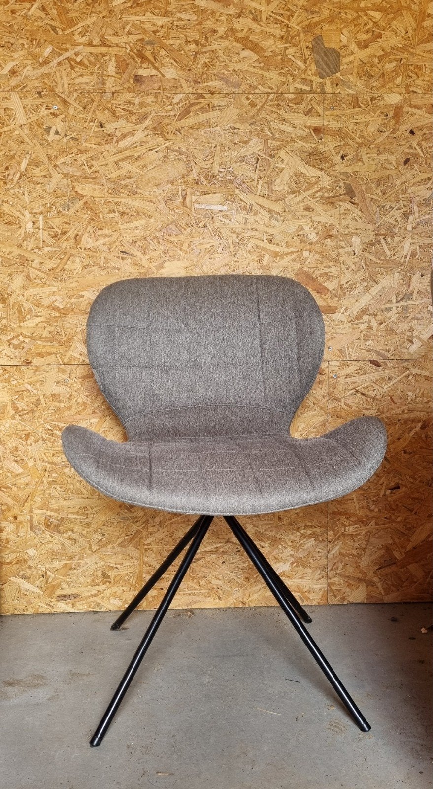 2 grijze eetkamerstoelen model OMG Zuiver, Huis en Inrichting, Stoelen, Ophalen, Gebruikt, Twee, Stof