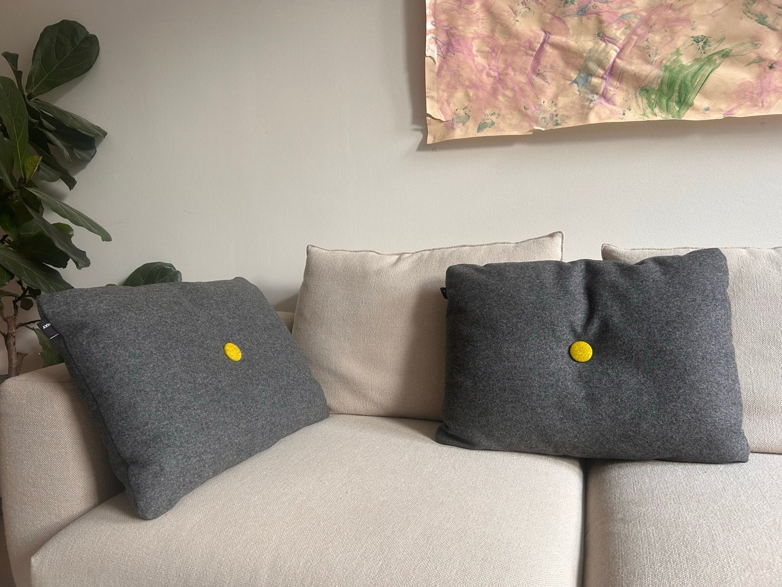 HAY kussen grijs met gele knoop, Ophalen of Verzenden, Zo goed als nieuw, Grijs, Rechthoekig