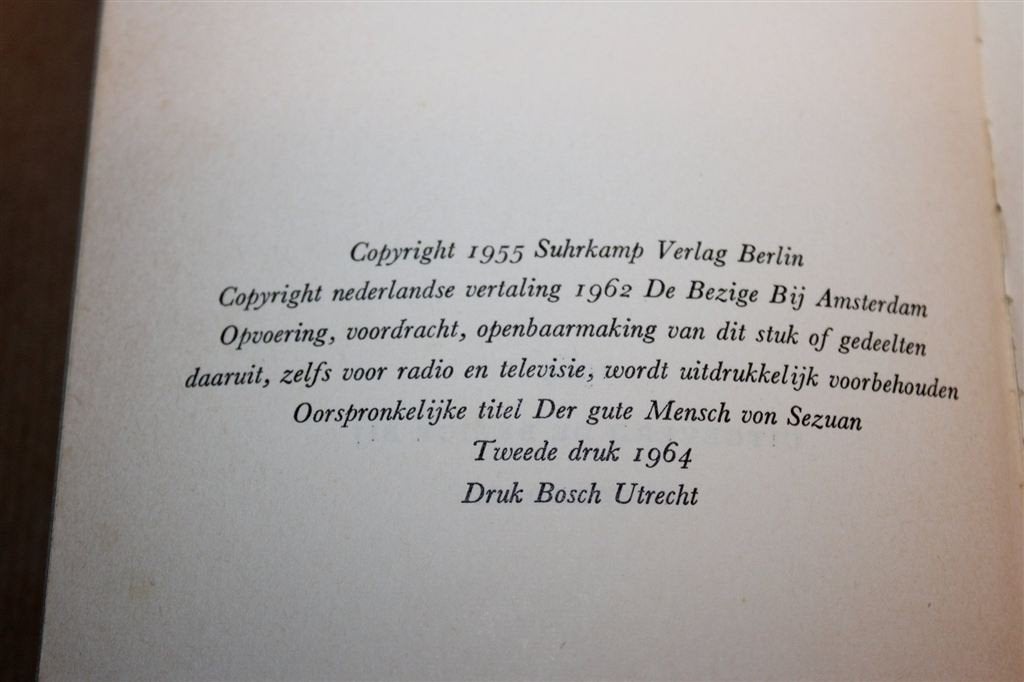 De Goede Mens van Sezuan — Bertolt Brecht, Toneelstuk 1964, Ophalen of Verzenden, Gelezen