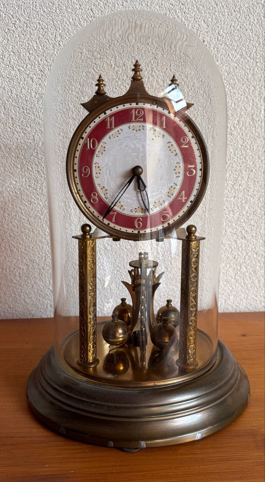 Antieke penduleklok onder glazen stolp, Ophalen
