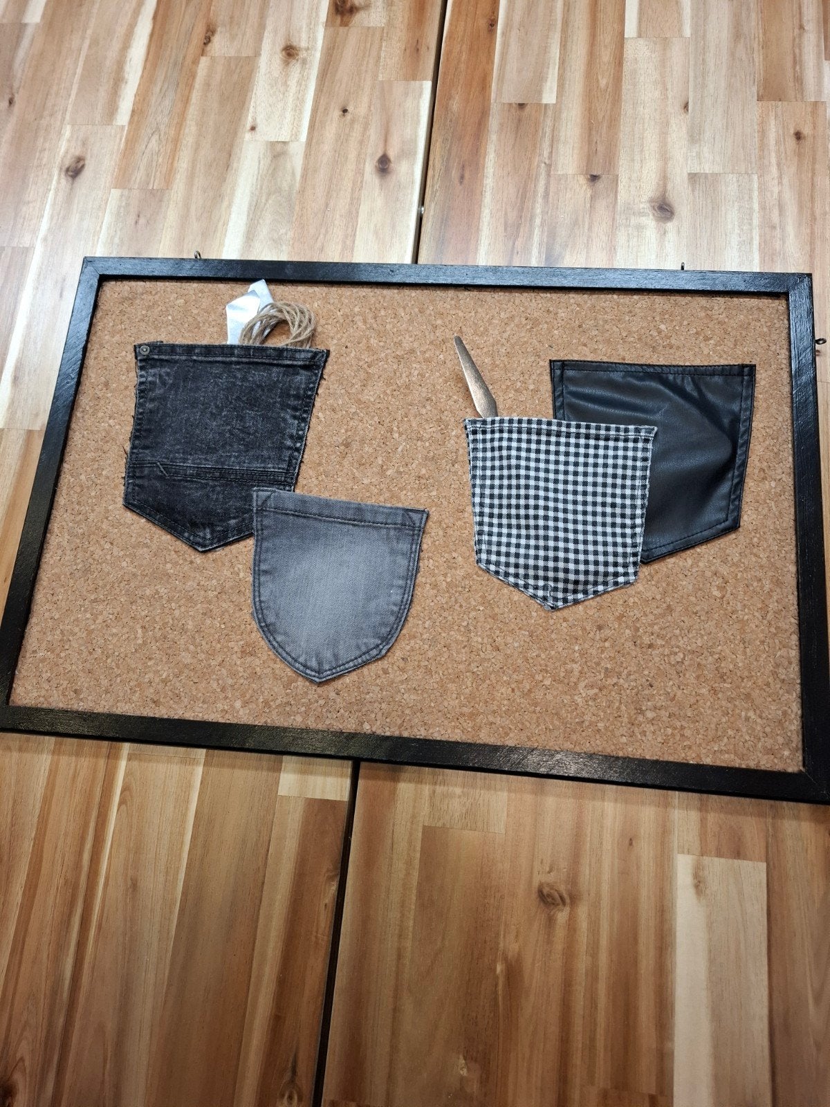 Uniek prikbord met broekzakken - 60x40cm, Zwart, Overige materialen, Overige stijlen, Ophalen of Verzenden