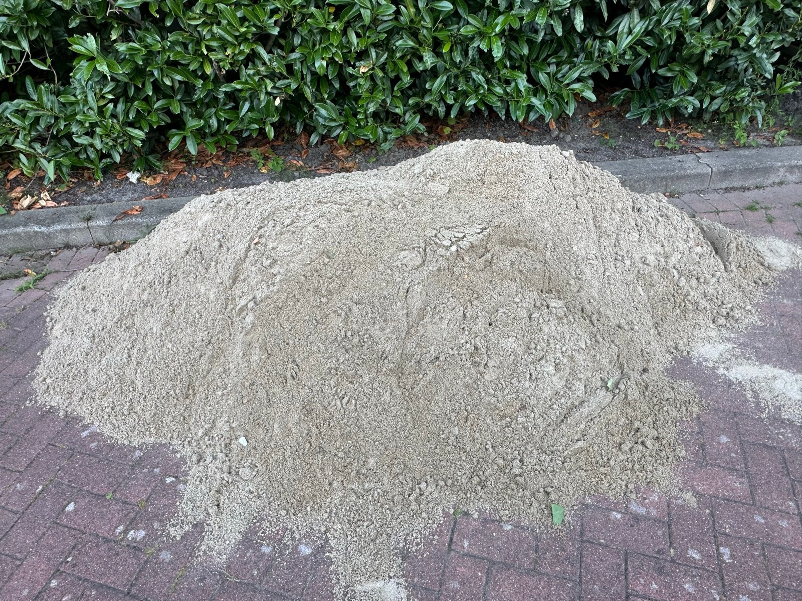Gratis zand! Ongeveer 3m3 beschikbaar - Weg is weg!, Tuin en Terras, Zand, Ophalen of Verzenden, Gebruikt, Ophoogzand