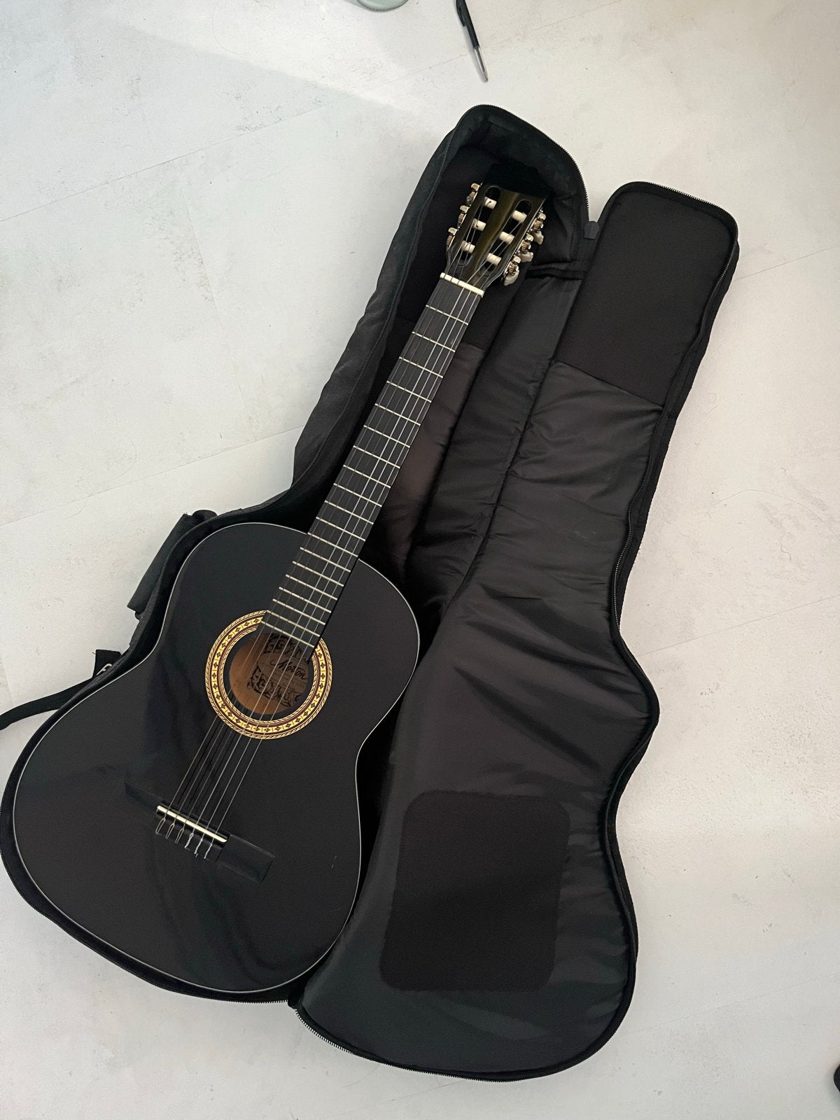 Zwarte klassieke gitaar met gebruikssporen, Ophalen, Gebruikt, Klassieke of Spaanse gitaar, Met koffer
