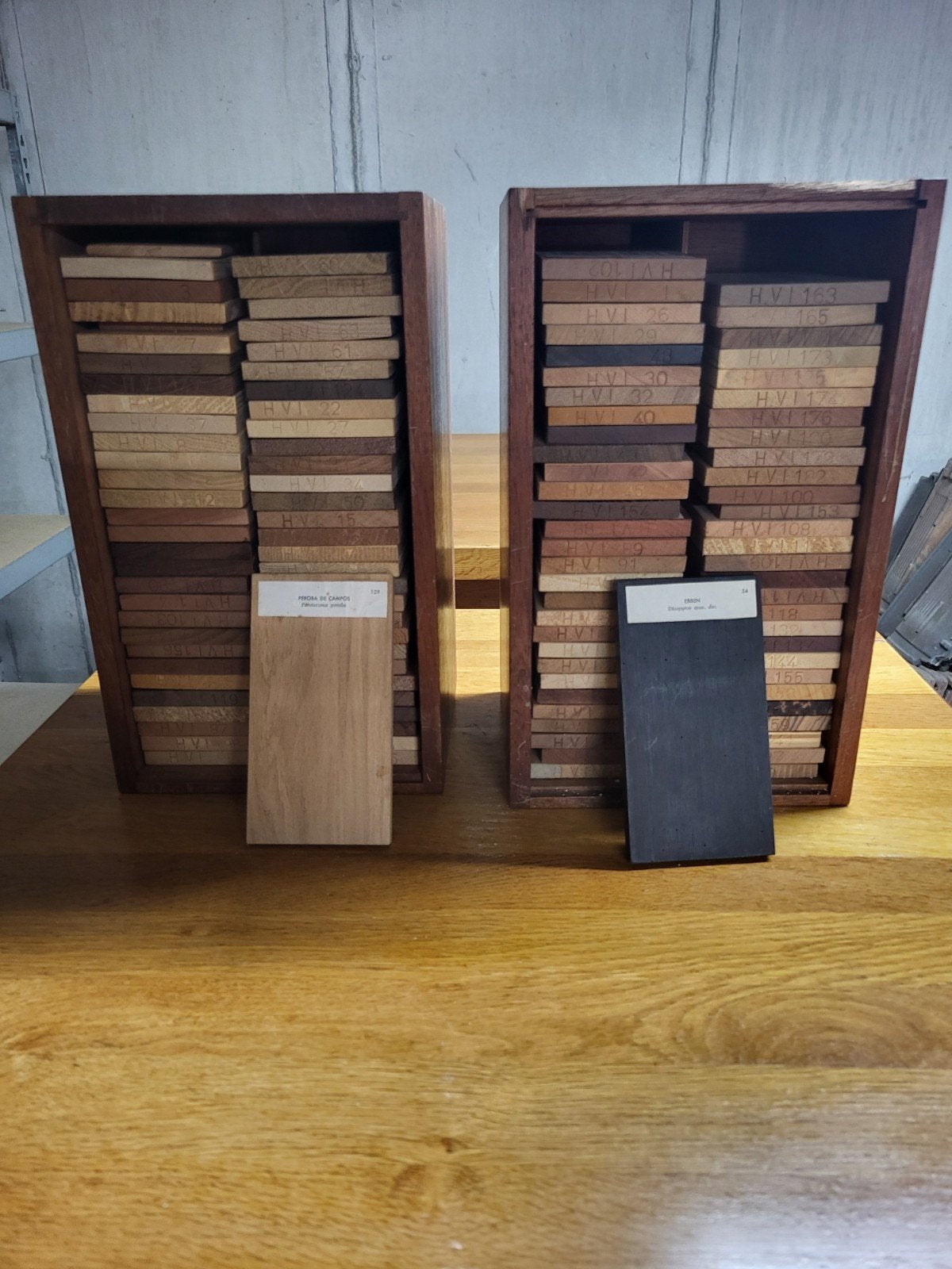 Houtmonsters kistjes, Ophalen