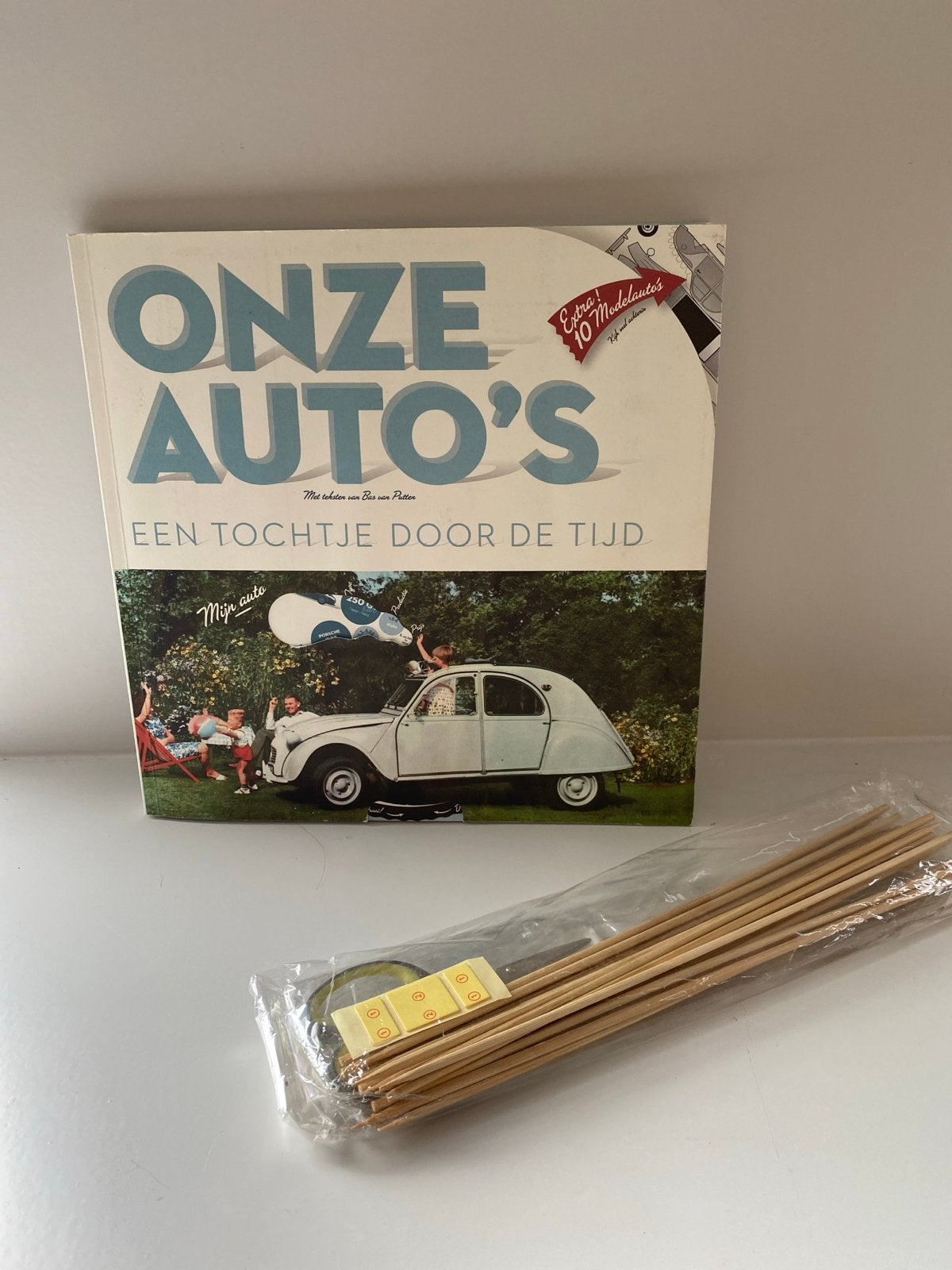 Onze Auto's: Een tochtje door de tijd - Boek met modelauto's, Boeken, Ophalen of Verzenden, Zo goed als nieuw, Algemeen