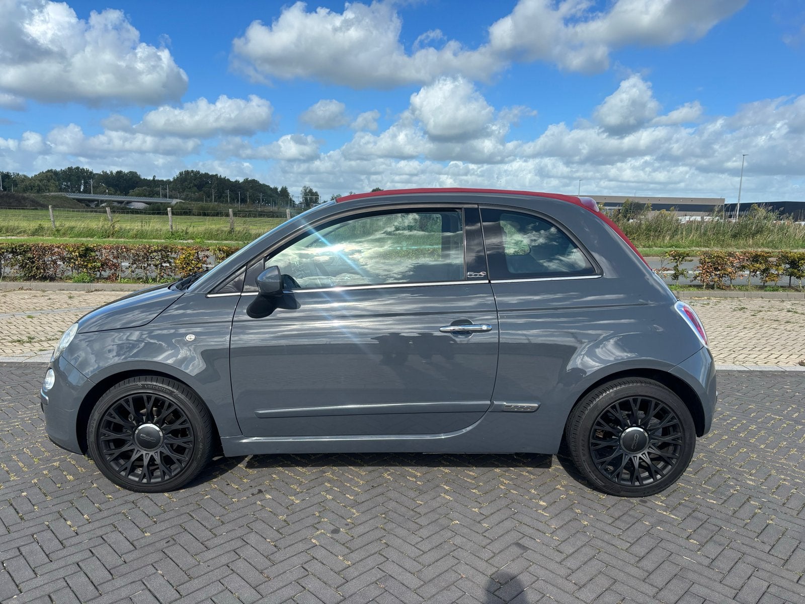 Fiat 500 Cabrio 0.9 TwinAir Turbo by Gucci automaat, Auto's, Dealer onderhouden, 31 €/maand, Cabriolet, Leder en Stof