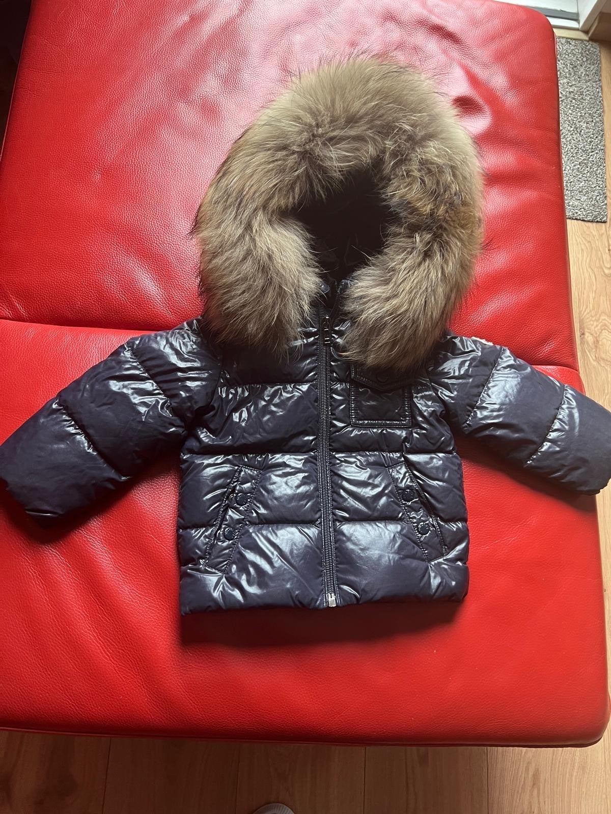 Moncler K2 donsjas met bontkraag voor baby's (12-18 maanden), Ophalen of Verzenden, Zo goed als nieuw, Jongetje of Meisje
