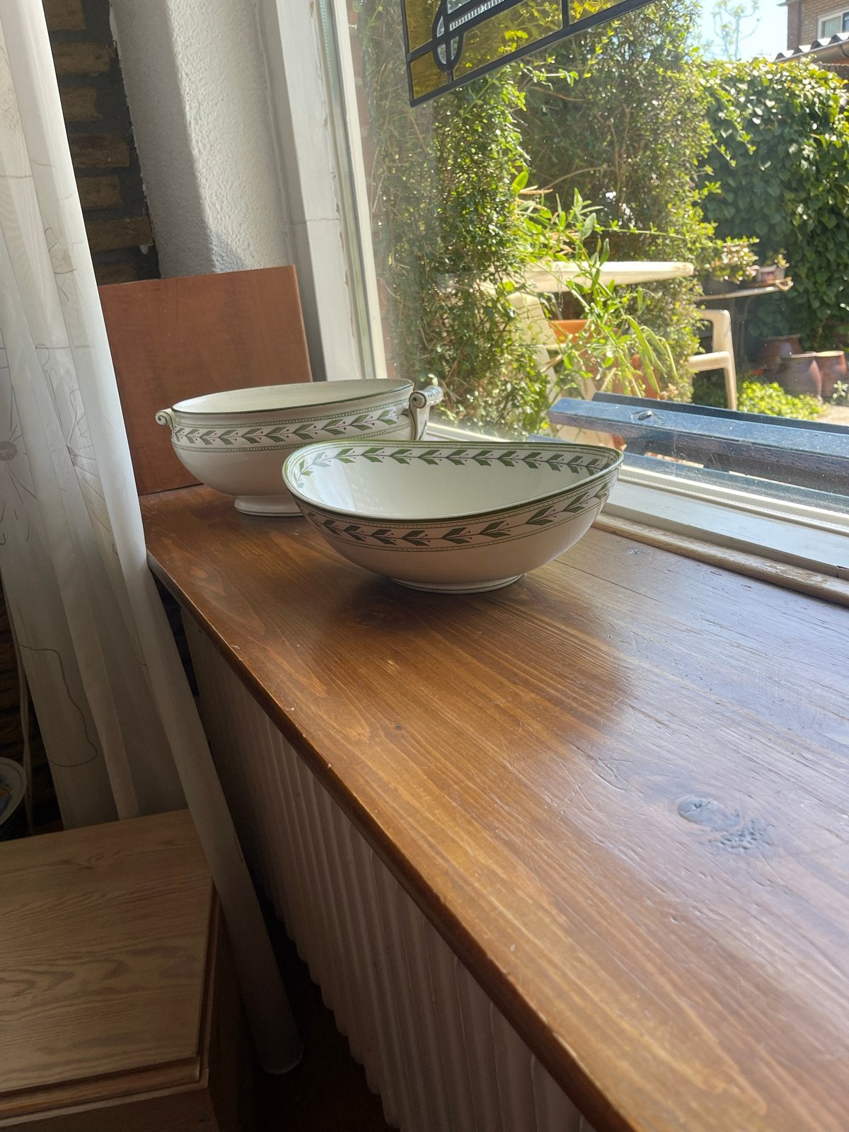 Wedgwood servies: 2 ovale schalen met groen bladmotief, Ophalen