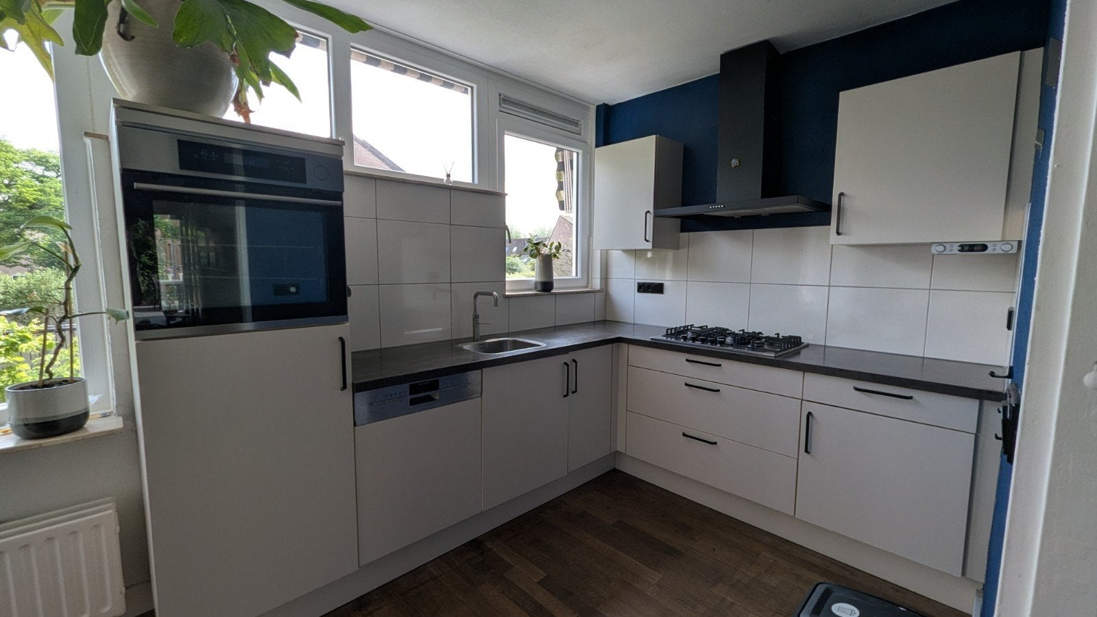 Moderne hoekkeuken met inbouwapparatuur, Ophalen, Gebruikt, Hoekkeuken, Kunststof