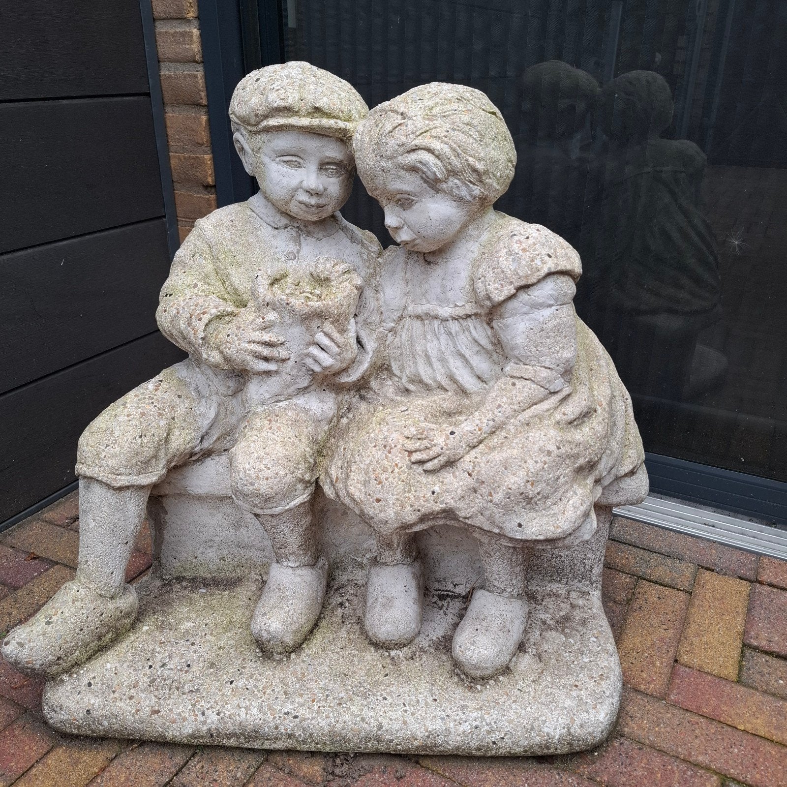 Betonnen beeld van zittend jongen en meisje, Tuin en Terras, Ophalen, Gebruikt, Beton, Mensenbeeld
