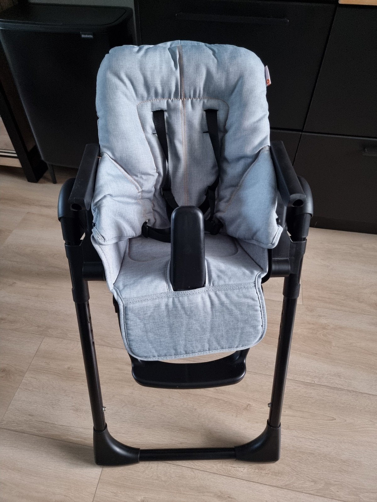 Kinderstoel van Cute met afneembaar eetblad, Ophalen, Gebruikt, Meegroeistoel, Gordel(s)
