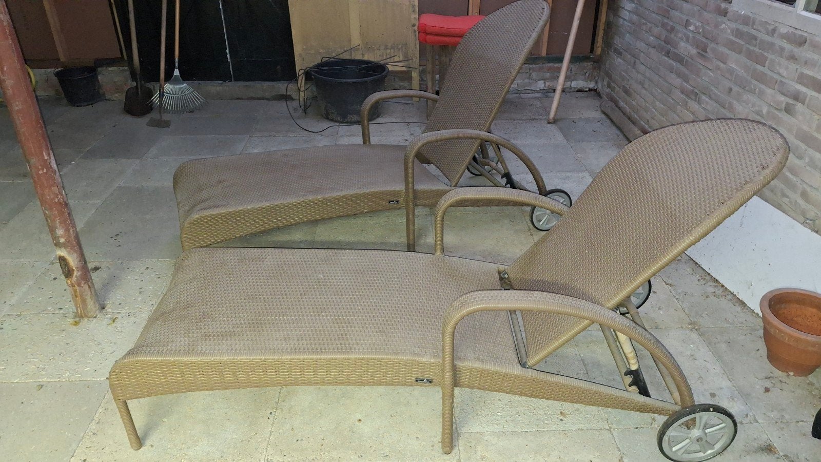 Twee ongebruikte ligstoelen van wicker met wielen, Tuin en Terras, Ligbedden, Ophalen