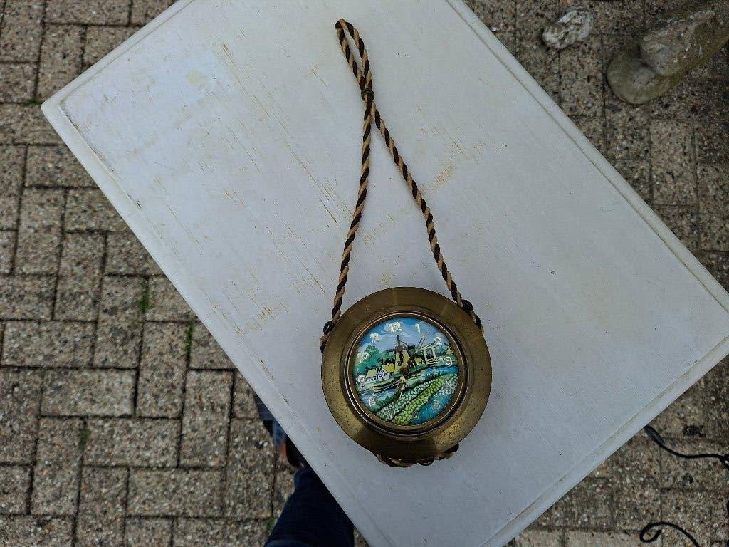 schitterende antieke messing opwindbare wandklok met molen, Antiek en Kunst, Antiek | Klokken, Ophalen of Verzenden