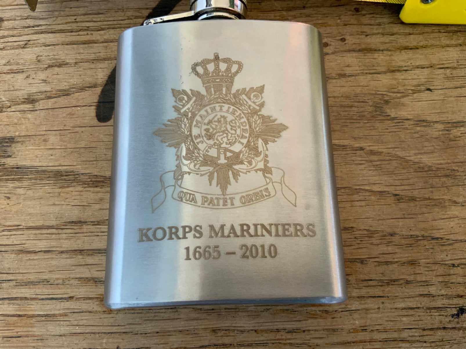 Korps Mariniers Metalen zakflacon 1665 - 2010, Verzamelen, Ophalen of Verzenden, Marine, Nederland, Embleem of Badge