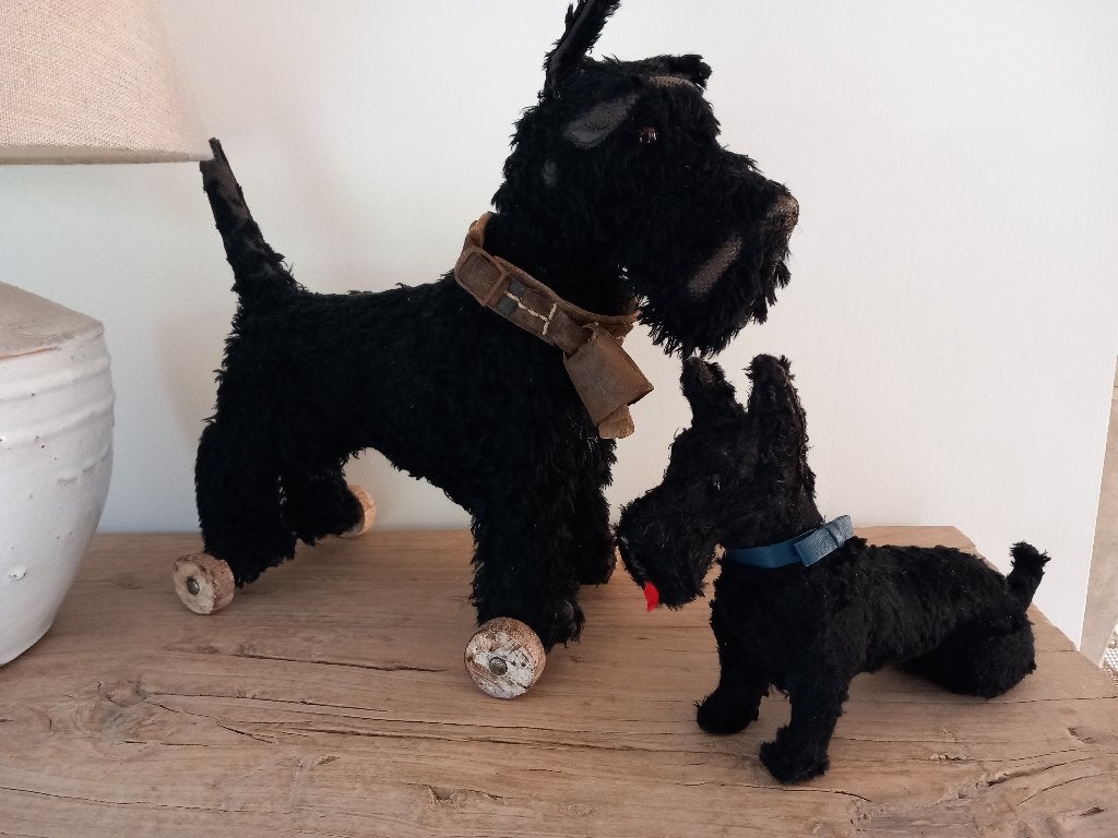 lief oud speelgoed hondje. Schotse Terriër., Antiek en Kunst, Antiek | Speelgoed, Ophalen of Verzenden