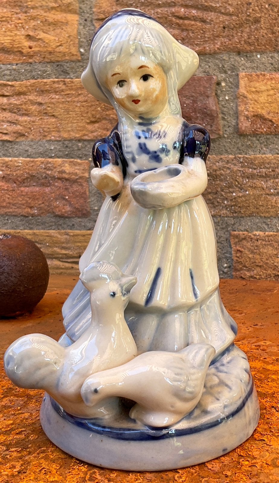 Delftsblauw porseleinen beeldje meisje voert kippetjes, Ophalen of Verzenden