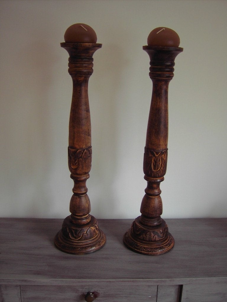 2 grote houten kandelaars met kaarsen, Bruin, Ophalen of Verzenden, Zo goed als nieuw, 61 cm