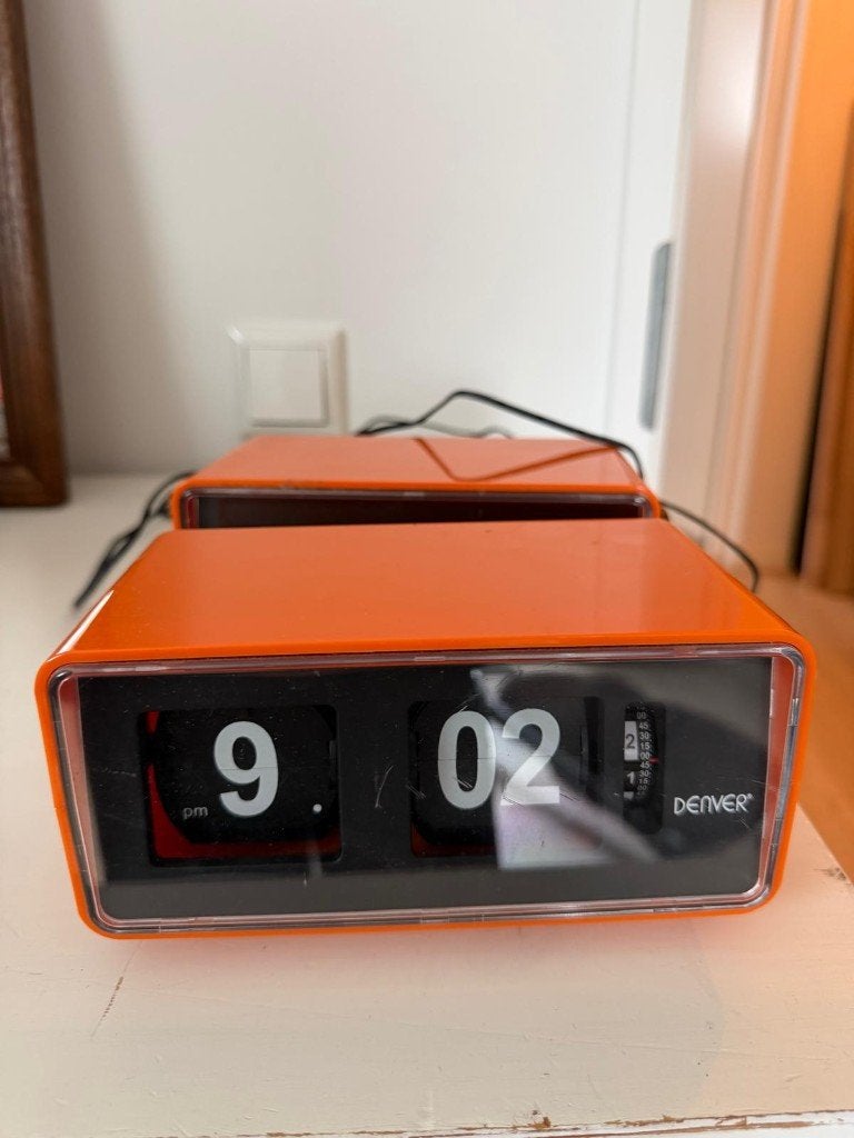 Denver Flip Klok Radio Wekker Oranje - Retro Design, Ophalen of Verzenden, Gebruikt, Analoog